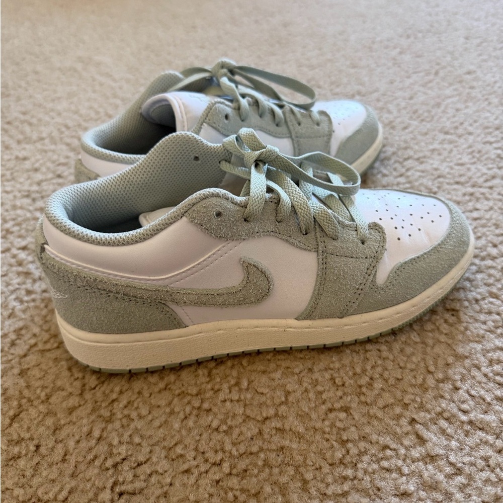 Jordan Kids Low-Top Sneakers in Sage Green and White